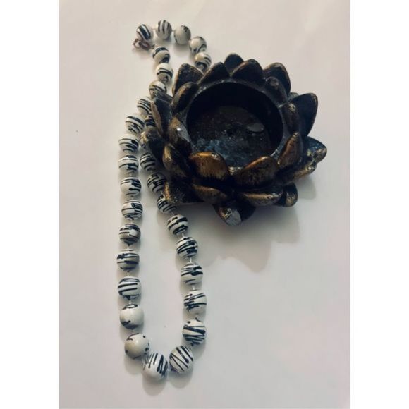 CUTE SWIRL BLACK AND WHITE BEAD CHOKER NECKLACE - Picture 6 of 7